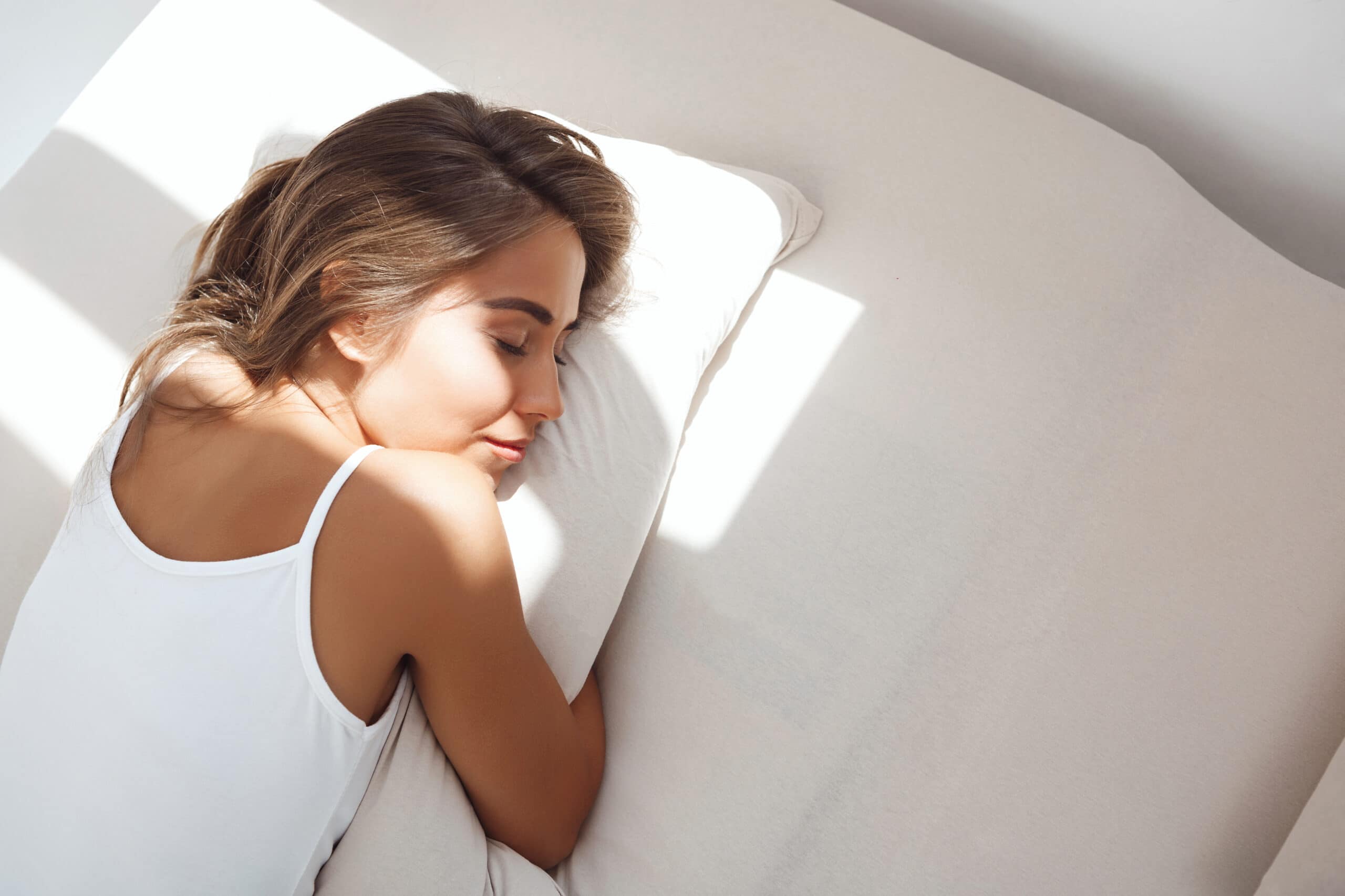 mujer tumbada en un colchón sobre la almohada